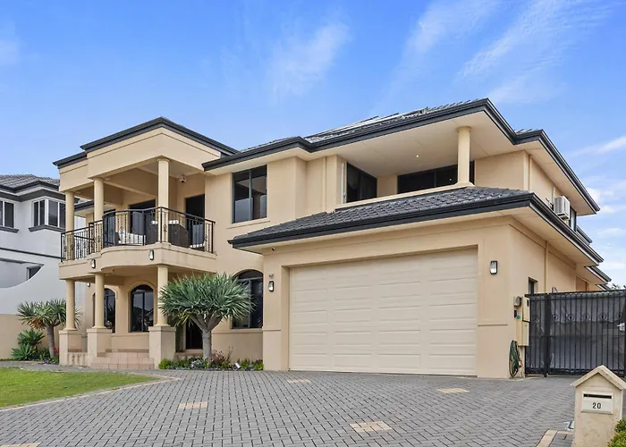 Perth 2-Story, Views, Bbq & More