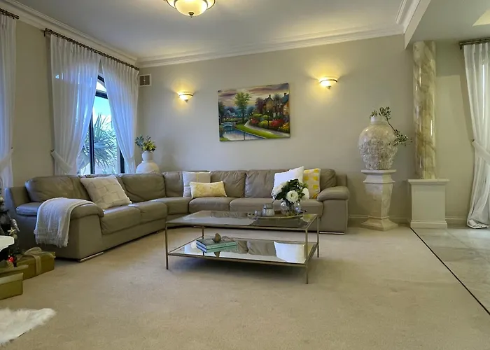 Perth 2-Story, Views, Bbq & More