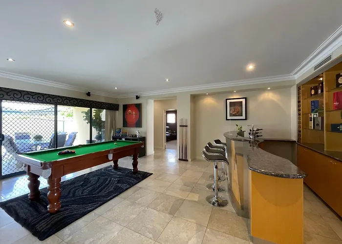 Perth 2-Story, Views, Bbq & More